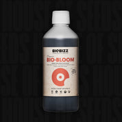 Flasche BioBizz Bio Bloom Dünger mit weißer Kappe, beigem Etikett, rotem Kreis und spanischem Text vor schwarzem Hintergrund