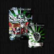 Zwei Devil’s Harvest Samenpackungen im Comic-Stil, große Tüte mit Spruch, kleine RLX OG Tüte mit grün-schwarzem Design