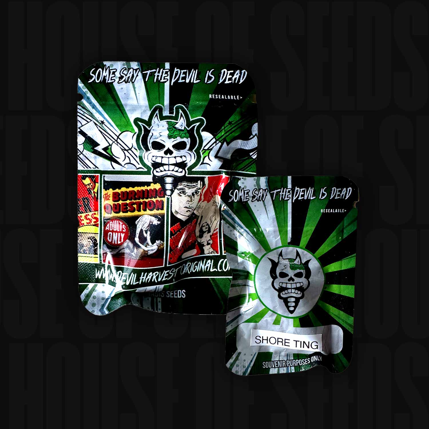 Zwei Devil’s Harvest Shore Ting Packungen mit grün-schwarzem Design, Comic-Logo und Aufschrift Souvenir Purposes Only