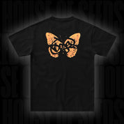 Doja T-Shirt Butterfly Orange von Doja mit orangefarbener Schmetterlingsgrafik und schwarzem Schriftzug auf dem Rücken.