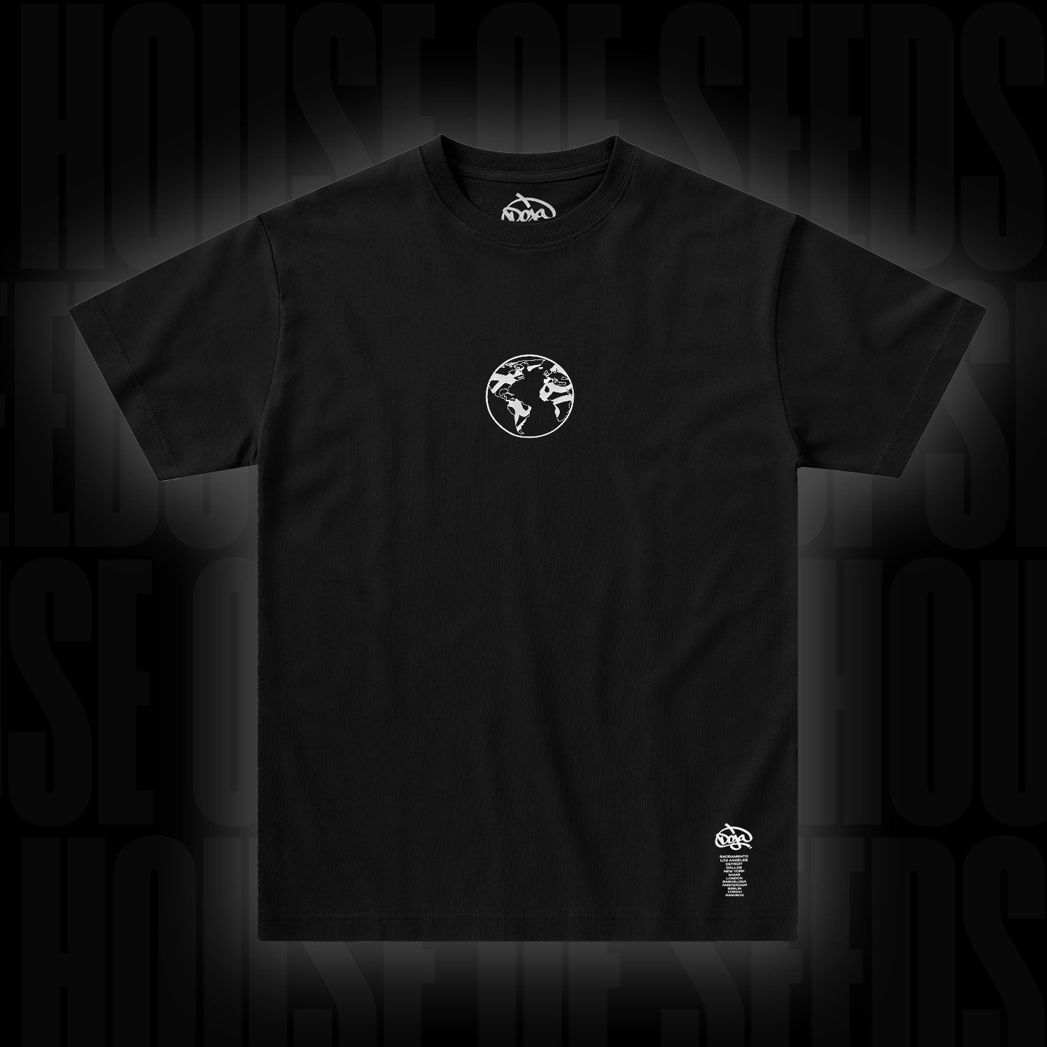 Doja T-Shirt Butterfly White von Doja mit weißer Weltkugel-Grafik auf der linken Brust und kleinem weißen Text am Saum.