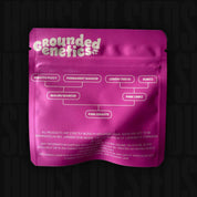 Leuchtend pinkfarbene Pink Giraffe-Produktverpackung mit einem Stammbaumdiagramm und einem Warnhinweis.