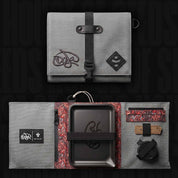 Das Doja Rolling Kit (geruchsdicht) von Doja ist ein grauer, zusammenklappbarer Organizer mit Ablagefach sowie Fächern für Werkzeuge und Zubehör.